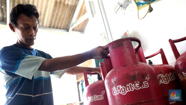 Penjualan Gas Yanto penjual gas eceran menyiapkan gas di rukonya di kawasan, Ciputat, Tangerang Selatan, Senin 3/1. Harga Gas LPG sejumlah ukuran naik. Sebelumnya Pertamina resmi menaikan gas elpiji sejak 25 Desember lalu. Pantauan CNBC Indonesia dilapangan, Bright gas 5 kg : Rp90 ribu dari Rp80 ribu.
Bright gas 12 kg: Rp175 Ribu dari Rp155 ribu. Gas tabung Biru 12kg : Rp175 ribu dari Rp155 ribu.
Gas 3 kg: Rp21 ribu blm naik.
Dilokasi yang berbeda Rosid selaku penjual gas juga mengatakan ada kenaikan. Gas tabung biru 12kg : dari Rp155 ribu naik Rp165 ribu
Gas tabung Pink 12kg : dari Rp160 naik menjadi Rp170 ribu.
Gas tabunh Pink 5kg : dari Rp75 ribu naik menjadi Rp80 ribu.
Gas 3kg : tidak naik tetap dengan hari Rp20 ribu. (CNBC Indonesia/ Muhammad Sabki)