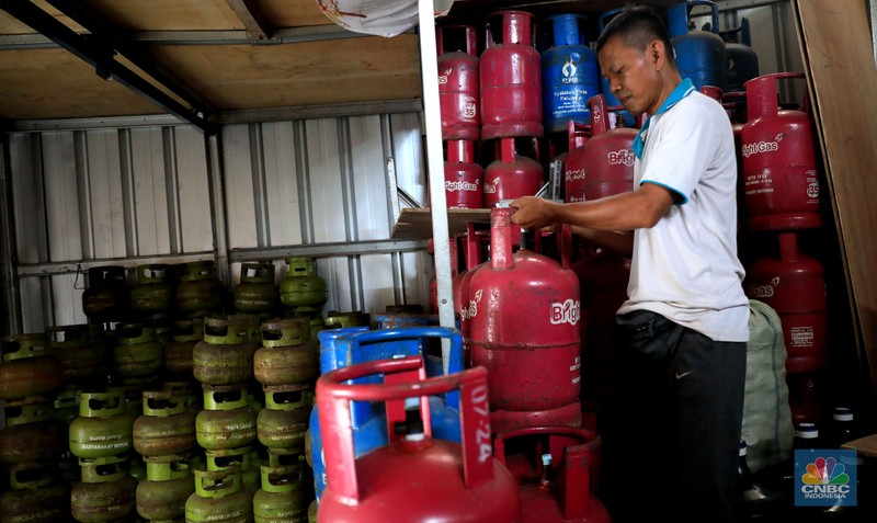 Yanto penjual gas eceran menyiapkan gas di rukonya di kawasan, Ciputat, Tangerang Selatan, Senin 3/1. Harga Gas LPG sejumlah ukuran naik. Sebelumnya Pertamina resmi menaikan gas elpiji sejak 25 Desember lalu. Pantauan CNBC Indonesia dilapangan, Bright gas 5 kg : Rp90 ribu dari Rp80 ribu.
Bright gas 12 kg: Rp175 Ribu dari Rp155 ribu. Gas tabung Biru 12kg : Rp175 ribu dari Rp155 ribu.
Gas 3 kg: Rp21 ribu blm naik.
Dilokasi yang berbeda Rosid selaku penjual gas juga mengatakan ada kenaikan. Gas tabung biru 12kg : dari Rp155 ribu naik Rp165 ribu
Gas tabung Pink 12kg : dari Rp160 naik menjadi Rp170 ribu. 
Gas tabunh Pink 5kg : dari Rp75 ribu naik menjadi Rp80 ribu.
Gas 3kg : tidak naik tetap dengan hari Rp20 ribu.  (CNBC Indonesia/ Muhammad Sabki)
