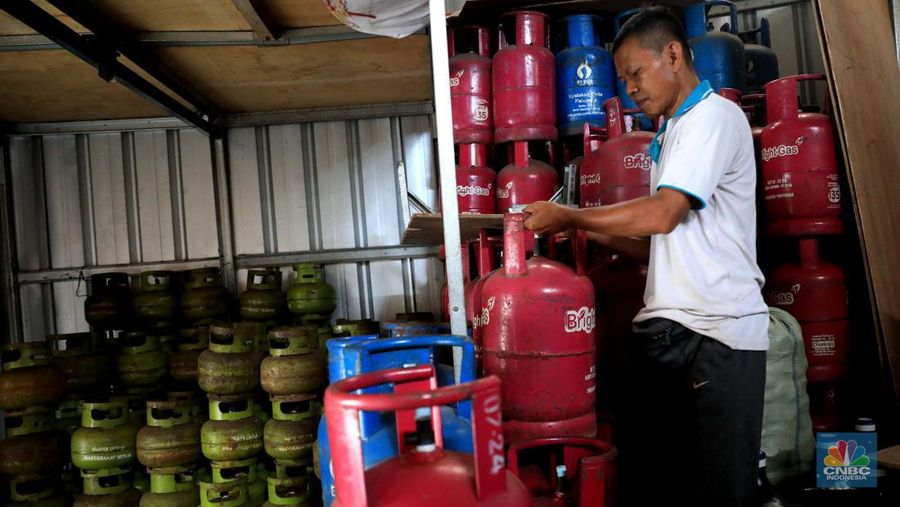 Yanto penjual gas eceran menyiapkan gas di rukonya di kawasan, Ciputat, Tangerang Selatan, Senin 3/1. Harga Gas LPG sejumlah ukuran naik. Sebelumnya Pertamina resmi menaikan gas elpiji sejak 25 Desember lalu. Pantauan վ dilapangan, Bright gas 5 kg : Rp90 ribu dari Rp80 ribu.
Bright gas 12 kg: Rp175 Ribu dari Rp155 ribu. Gas tabung Biru 12kg : Rp175 ribu dari Rp155 ribu.
Gas 3 kg: Rp21 ribu blm naik.
Dilokasi yang berbeda Rosid selaku penjual gas juga mengatakan ada kenaikan. Gas tabung biru 12kg : dari Rp155 ribu naik Rp165 ribu
Gas tabung Pink 12kg : dari Rp160 naik menjadi Rp170 ribu. 
Gas tabunh Pink 5kg : dari Rp75 ribu naik menjadi Rp80 ribu.
Gas 3kg : tidak naik tetap dengan hari Rp20 ribu.  (վ/ Muhammad Sabki)