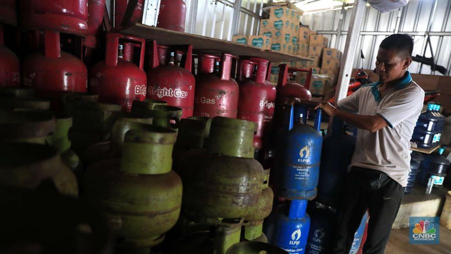 Yanto penjual gas eceran menyiapkan gas di rukonya di kawasan, Ciputat, Tangerang Selatan, Senin 3/1. Harga Gas LPG sejumlah ukuran naik. Sebelumnya Pertamina resmi menaikan gas elpiji sejak 25 Desember lalu. Pantauan ²©²ÊÍøÕ¾ dilapangan, Bright gas 5 kg : Rp90 ribu dari Rp80 ribu.
Bright gas 12 kg: Rp175 Ribu dari Rp155 ribu. Gas tabung Biru 12kg : Rp175 ribu dari Rp155 ribu.
Gas 3 kg: Rp21 ribu blm naik.
Dilokasi yang berbeda Rosid selaku penjual gas juga mengatakan ada kenaikan. Gas tabung biru 12kg : dari Rp155 ribu naik Rp165 ribu
Gas tabung Pink 12kg : dari Rp160 naik menjadi Rp170 ribu.
Gas tabunh Pink 5kg : dari Rp75 ribu naik menjadi Rp80 ribu.
Gas 3kg : tidak naik tetap dengan hari Rp20 ribu. (²©²ÊÍøÕ¾/ Muhammad Sabki)