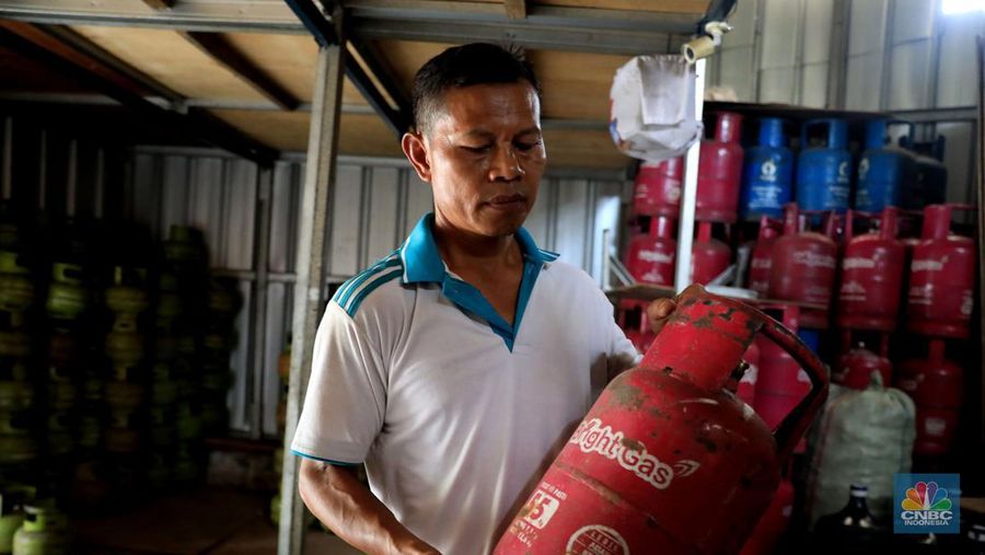 Yanto penjual gas eceran menyiapkan gas di rukonya di kawasan, Ciputat, Tangerang Selatan, Senin 3/1. Harga Gas LPG sejumlah ukuran naik. Sebelumnya Pertamina resmi menaikan gas elpiji sejak 25 Desember lalu. Pantauan CNBC Indonesia dilapangan, Bright gas 5 kg : Rp90 ribu dari Rp80 ribu.
Bright gas 12 kg: Rp175 Ribu dari Rp155 ribu. Gas tabung Biru 12kg : Rp175 ribu dari Rp155 ribu.
Gas 3 kg: Rp21 ribu blm naik.
Dilokasi yang berbeda Rosid selaku penjual gas juga mengatakan ada kenaikan. Gas tabung biru 12kg : dari Rp155 ribu naik Rp165 ribu
Gas tabung Pink 12kg : dari Rp160 naik menjadi Rp170 ribu. 
Gas tabunh Pink 5kg : dari Rp75 ribu naik menjadi Rp80 ribu.
Gas 3kg : tidak naik tetap dengan hari Rp20 ribu.  (CNBC Indonesia/ Muhammad Sabki)