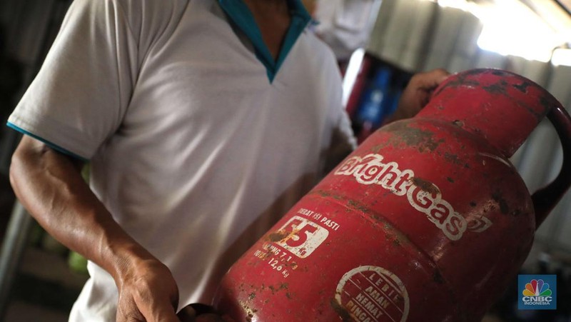 Yanto penjual gas eceran menyiapkan gas di rukonya di kawasan, Ciputat, Tangerang Selatan, Senin 3/1. Harga Gas LPG sejumlah ukuran naik. Sebelumnya Pertamina resmi menaikan gas elpiji sejak 25 Desember lalu. Pantauan CNBC Indonesia dilapangan, Bright gas 5 kg : Rp90 ribu dari Rp80 ribu.
Bright gas 12 kg: Rp175 Ribu dari Rp155 ribu. Gas tabung Biru 12kg : Rp175 ribu dari Rp155 ribu.
Gas 3 kg: Rp21 ribu blm naik.
Dilokasi yang berbeda Rosid selaku penjual gas juga mengatakan ada kenaikan. Gas tabung biru 12kg : dari Rp155 ribu naik Rp165 ribu
Gas tabung Pink 12kg : dari Rp160 naik menjadi Rp170 ribu. 
Gas tabunh Pink 5kg : dari Rp75 ribu naik menjadi Rp80 ribu.
Gas 3kg : tidak naik tetap dengan hari Rp20 ribu.  (CNBC Indonesia/ Muhammad Sabki)