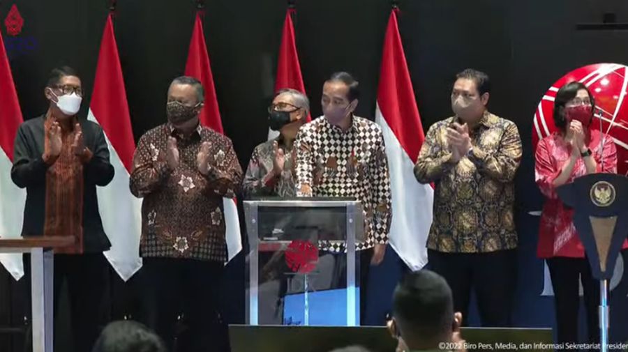 Presiden Joko Widodo Melakukan Penekanan layar sentuh pada Peresmian Pembukaan Perdagangan BEI Tahun 2022. (Tangkapan Layar Youtube Sekretariat Presiden)