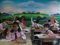 Prabowo Minta Bahlil Ajak Pengusaha Bantu Anak Sekolah