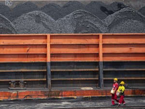 Perang Dagang AS-China bikin Bos PTBA Waswas, Ini Sebabnya