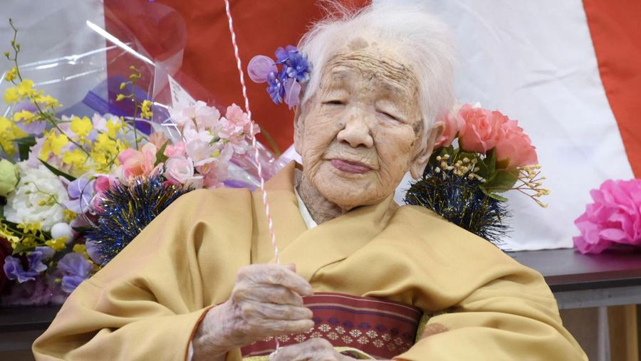 FILE PHOTO: Kane Tanaka, born in 1903, smiles as a nursing home celebrates three days after her 117th birthday in Fukuoka, Japan, in this photo taken by Kyodo January 5, 2020. Mandatory credit Kyodo/via REUTERS ATTENTION EDITORS - THIS IMAGE WAS PROVIDED BY A THIRD PARTY. MANDATORY CREDIT. JAPAN OUT. NO COMMERCIAL OR EDITORIAL SALES IN JAPAN./File Photo