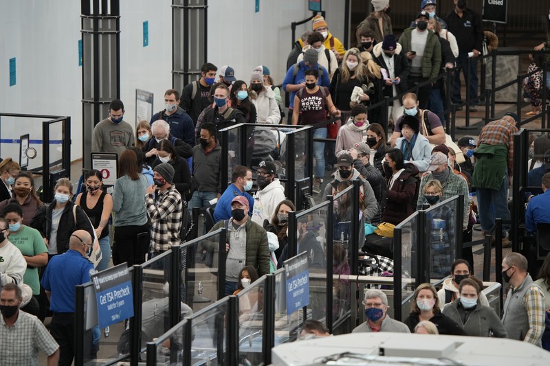 Pembatalan Penerbangan Pesawat di Bandara Internasional Denver, AS, Amerika Serikat Penumpang mengantre di pos pemeriksaan keamanan di terminal utama Bandara Internasional Denver di Denver, Senin (3/1/2022). (AP/David Zalubowski)