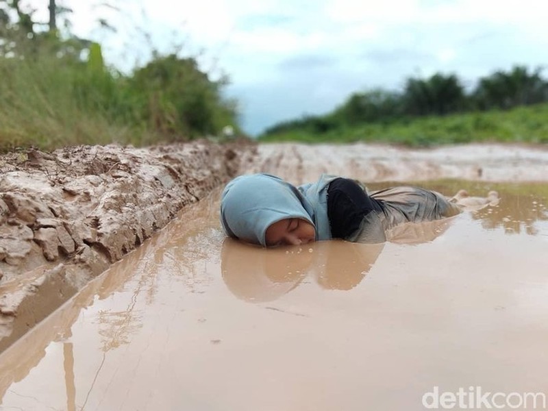 Kondisi Jalanan Jalur Tanggeung - Padasuka/Cipelah, Cianjur, Jawa Barat yang Rusak Warga Cianjur, Jawa Barat selama berpuluh-puluh tahun harus melewati jalan berbatu dan berlumpur, tak layak disebut sebagai jalan. Kawasan ini padahal hanya 70 km dari pusat kota Bandung ibu kota provinsi dan 200 km dari ibu kota Jakarta.
Jalur Tanggeung - Padasuka/Cipelah, Cianjur sepanjang 33 km saat musim hujan makin sulit dilewati kendaraan roda empat maupun sepeda motor. Jalur ini bak 'neraka' bagi yang melintasinya, sangat licin untuk dilalui sehingga membahayakan pengendara dan penumpang angkutan umum.
Alex salah satu sopir mobil angkutan umum Elf Ciwidey-Padasuka harus berjibaku dua kali sehari melintasi 'jalur neraka' ini. Para sopir dan kernek menggunakan sekam padi untuk menjadi alas ban mobil agar bisa melewati jalan ini.
Negara sudah saatnya hadir di wilayah ini sebab sudah 76 tahun Indonesia merdeka masih ada jalan yang tak layak semacam ini. Jalur Tanggeung - Padasuka/Cipelah memang sudah masuk dalam program Pemprov Jabar melalui Jalur Tengah Selatan (JTS) tapi masih menunggu realisasi yang tak kunjung datang.
Pemprov Jabar memang sedang memprioritaskan pembangunan JTS sepanjang 357 km yang melewati kawasan pegunungan dan hutan di Jabar. Proyek ini merupakan perbaikan jalan dan pembangunan jalan baru provinsi yang menghubungkan Sukabumi bagian tengah hingga Ciamis.
Rencananya, pembangunan akan terbagi menjadi beberapa sesi. Sesi pertama akan dibangun Jalan Horisontal Tengah Jawa Barat Selatan yakni dari wilayah Lengkong - Sagaranten (23,20 km), kemudian Sagaranten - Tanggeung (37,55 km), disambung Tanggeung - Padasuka/Cipelah (33,79 km), hingga Padasuka/Cipelah - Rancabali (16,84 km), total fase ini 111,38 km.
Selanjutnya kawasan Ciwidey - Pangalengan (22,12 km), lalu Pangalengan - Cikajang (53,48 km), disambung Cikajang - Bantarkalong (68,54 km), kemudian Bantarkalong - Kertahayu (101,48 km), hingga total sepanjang 245,62 km.(CNBC Indonesia/ Suhendra)
