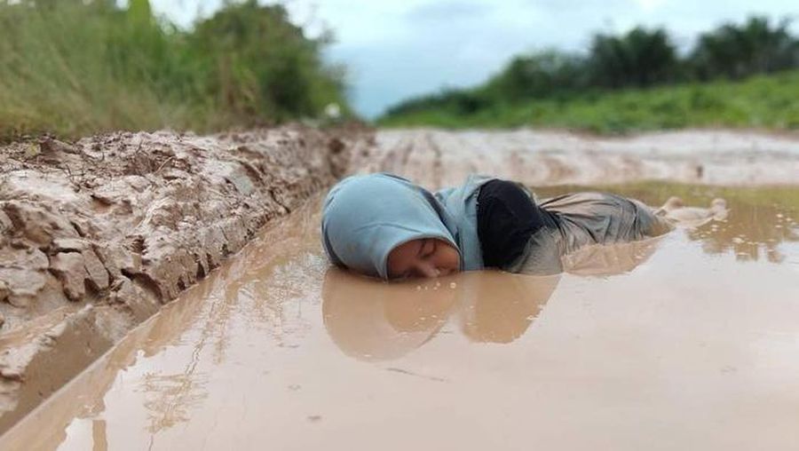 Warga Cianjur, Jawa Barat selama berpuluh-puluh tahun harus melewati jalan berbatu dan berlumpur, tak layak disebut sebagai jalan. Kawasan ini padahal hanya 70 km dari pusat kota Bandung ibu kota provinsi dan 200 km dari ibu kota Jakarta.

Jalur Tanggeung - Padasuka/Cipelah, Cianjur sepanjang 33 km saat musim hujan makin sulit dilewati kendaraan roda empat maupun sepeda motor. Jalur ini bak 'neraka' bagi yang melintasinya, sangat licin untuk dilalui sehingga membahayakan pengendara dan penumpang angkutan umum.
Alex salah satu sopir mobil angkutan umum Elf Ciwidey-Padasuka harus berjibaku dua kali sehari melintasi 'jalur neraka' ini. Para sopir dan kernek menggunakan sekam padi untuk menjadi alas ban mobil agar bisa melewati jalan ini.
Negara sudah saatnya hadir di wilayah ini sebab sudah 76 tahun Indonesia merdeka masih ada jalan yang tak layak semacam ini.  Jalur Tanggeung - Padasuka/Cipelah memang sudah masuk dalam program Pemprov Jabar melalui Jalur Tengah Selatan (JTS) tapi masih menunggu realisasi yang tak kunjung datang.

Pemprov Jabar memang  sedang memprioritaskan pembangunan JTS sepanjang 357 km yang melewati kawasan pegunungan dan hutan di Jabar. Proyek ini merupakan perbaikan jalan dan pembangunan jalan baru provinsi yang menghubungkan Sukabumi bagian tengah hingga Ciamis.

Rencananya, pembangunan akan terbagi menjadi beberapa sesi. Sesi pertama akan dibangun Jalan Horisontal Tengah Jawa Barat Selatan yakni dari wilayah Lengkong - Sagaranten (23,20 km), kemudian Sagaranten - Tanggeung (37,55 km), disambung Tanggeung - Padasuka/Cipelah (33,79 km), hingga Padasuka/Cipelah - Rancabali (16,84 km), total fase ini 111,38 km.
Selanjutnya kawasan Ciwidey - Pangalengan (22,12 km), lalu Pangalengan - Cikajang (53,48 km), disambung Cikajang - Bantarkalong (68,54 km), kemudian Bantarkalong - Kertahayu (101,48 km), hingga total sepanjang 245,62 km.(CNBC Indonesia/ Suhendra)