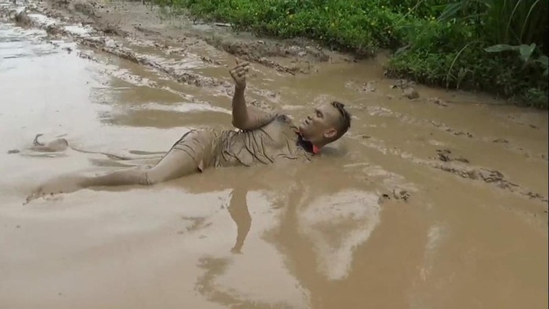Warga Cianjur, Jawa Barat selama berpuluh-puluh tahun harus melewati jalan berbatu dan berlumpur, tak layak disebut sebagai jalan. Kawasan ini padahal hanya 70 km dari pusat kota Bandung ibu kota provinsi dan 200 km dari ibu kota Jakarta.

Jalur Tanggeung - Padasuka/Cipelah, Cianjur sepanjang 33 km saat musim hujan makin sulit dilewati kendaraan roda empat maupun sepeda motor. Jalur ini bak 'neraka' bagi yang melintasinya, sangat licin untuk dilalui sehingga membahayakan pengendara dan penumpang angkutan umum.
Alex salah satu sopir mobil angkutan umum Elf Ciwidey-Padasuka harus berjibaku dua kali sehari melintasi 'jalur neraka' ini. Para sopir dan kernek menggunakan sekam padi untuk menjadi alas ban mobil agar bisa melewati jalan ini.
Negara sudah saatnya hadir di wilayah ini sebab sudah 76 tahun Indonesia merdeka masih ada jalan yang tak layak semacam ini.  Jalur Tanggeung - Padasuka/Cipelah memang sudah masuk dalam program Pemprov Jabar melalui Jalur Tengah Selatan (JTS) tapi masih menunggu realisasi yang tak kunjung datang.

Pemprov Jabar memang  sedang memprioritaskan pembangunan JTS sepanjang 357 km yang melewati kawasan pegunungan dan hutan di Jabar. Proyek ini merupakan perbaikan jalan dan pembangunan jalan baru provinsi yang menghubungkan Sukabumi bagian tengah hingga Ciamis.

Rencananya, pembangunan akan terbagi menjadi beberapa sesi. Sesi pertama akan dibangun Jalan Horisontal Tengah Jawa Barat Selatan yakni dari wilayah Lengkong - Sagaranten (23,20 km), kemudian Sagaranten - Tanggeung (37,55 km), disambung Tanggeung - Padasuka/Cipelah (33,79 km), hingga Padasuka/Cipelah - Rancabali (16,84 km), total fase ini 111,38 km.
Selanjutnya kawasan Ciwidey - Pangalengan (22,12 km), lalu Pangalengan - Cikajang (53,48 km), disambung Cikajang - Bantarkalong (68,54 km), kemudian Bantarkalong - Kertahayu (101,48 km), hingga total sepanjang 245,62 km.(CNBC Indonesia/ Suhendra)