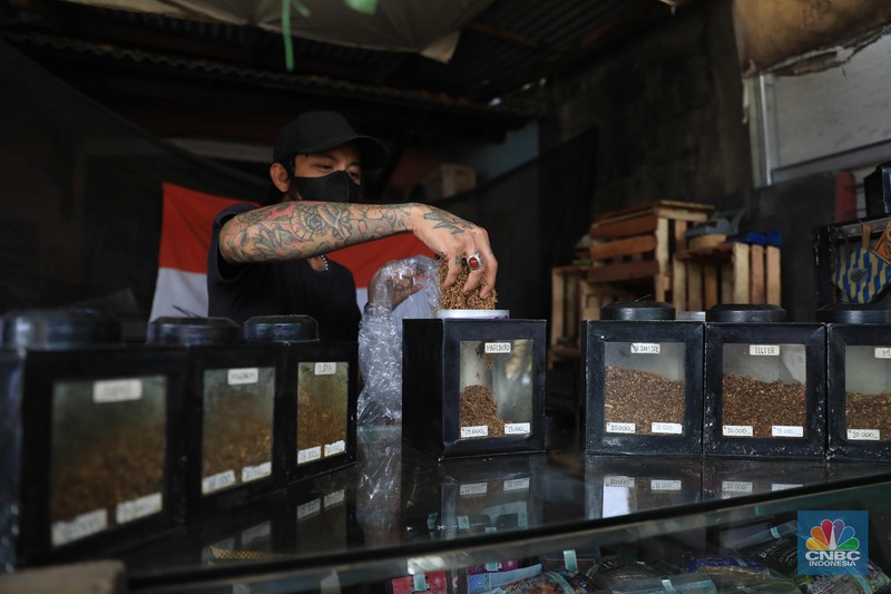 Rokok Tembakau Tingwe Noah penjual tembakau linting Kamarasa saat melayani pembeli di kawasan Pondok Cabe Pamulang, Selasa, 4 Januari 2022. Penjualan rokok linting kini semakin diminati masyarakat, tidak hanya kalangan tua, tetapi juga oleh anak muda. Geliat rokok linting atau linting dewe (tingwe) yang dianggap