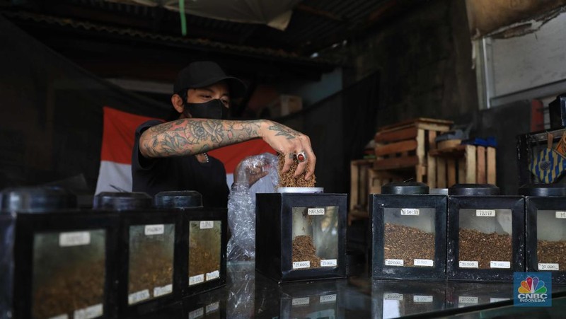 Noah penjual tembakau linting Kamarasa saat melayani pembeli di kawasan Pondok Cabe Pamulang, Selasa, 4 Januari 2022. Penjualan rokok linting kini semakin diminati masyarakat, tidak hanya kalangan tua, tetapi juga oleh anak muda. Geliat rokok linting atau linting dewe (tingwe) yang dianggap 