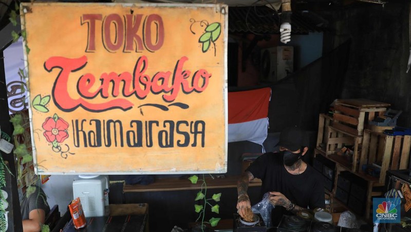 Noah penjual tembakau linting Kamarasa saat melayani pembeli di kawasan Pondok Cabe Pamulang, Selasa, 4 Januari 2022. Penjualan rokok linting kini semakin diminati masyarakat, tidak hanya kalangan tua, tetapi juga oleh anak muda. Geliat rokok linting atau linting dewe (tingwe) yang dianggap 