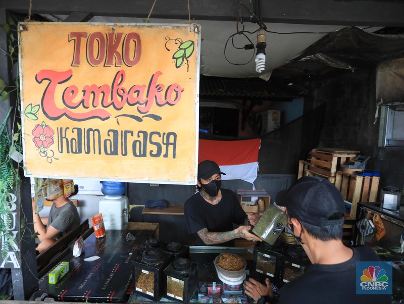 Rokok Tembakau Tingwe Noah penjual tembakau linting Kamarasa saat melayani pembeli di kawasan Pondok Cabe Pamulang, Selasa, 4 Januari 2022. Penjualan rokok linting kini semakin diminati masyarakat, tidak hanya kalangan tua, tetapi juga oleh anak muda. Geliat rokok linting atau linting dewe (tingwe) yang dianggap