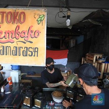 Geliat Usaha Rokok Linting di Tengah Kenaikan Cukai Tembakau