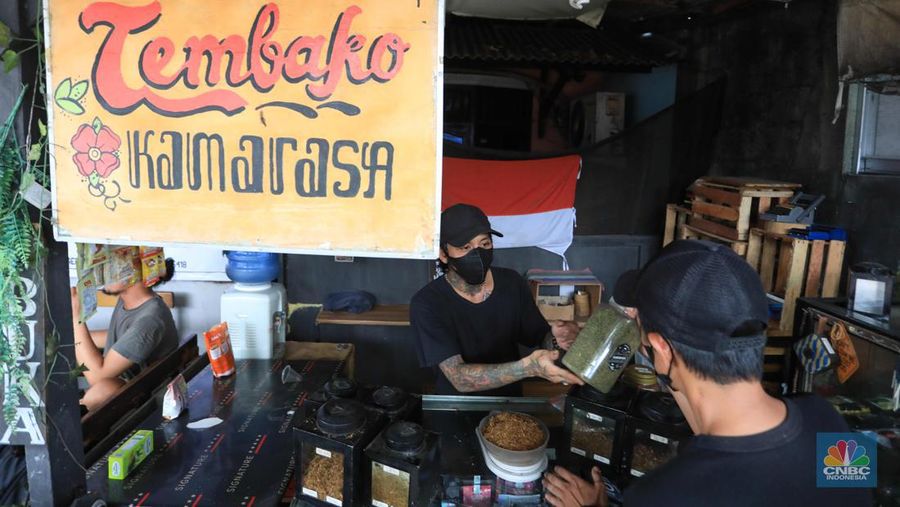 Noah penjual tembakau linting Kamarasa saat melayani pembeli di kawasan Pondok Cabe Pamulang, Selasa, 4 Januari 2022. Penjualan rokok linting kini semakin diminati masyarakat, tidak hanya kalangan tua, tetapi juga oleh anak muda. Geliat rokok linting atau linting dewe (tingwe) yang dianggap 