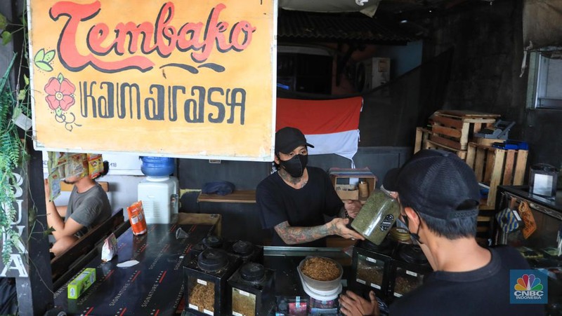 Noah penjual tembakau linting Kamarasa saat melayani pembeli di kawasan Pondok Cabe Pamulang, Selasa, 4 Januari 2022. Penjualan rokok linting kini semakin diminati masyarakat, tidak hanya kalangan tua, tetapi juga oleh anak muda. Geliat rokok linting atau linting dewe (tingwe) yang dianggap 
