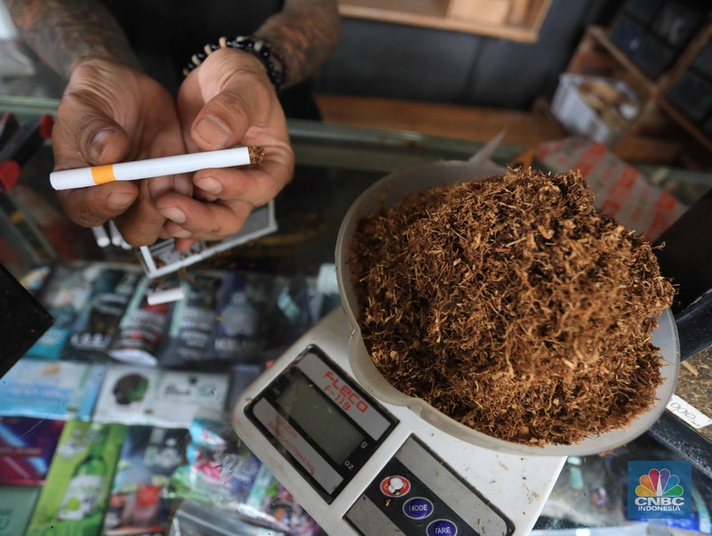 Rokok Tembakau Tingwe Noah penjual tembakau linting Kamarasa saat melayani pembeli di kawasan Pondok Cabe Pamulang, Selasa, 4 Januari 2022. Penjualan rokok linting kini semakin diminati masyarakat, tidak hanya kalangan tua, tetapi juga oleh anak muda. Geliat rokok linting atau linting dewe (tingwe) yang dianggap