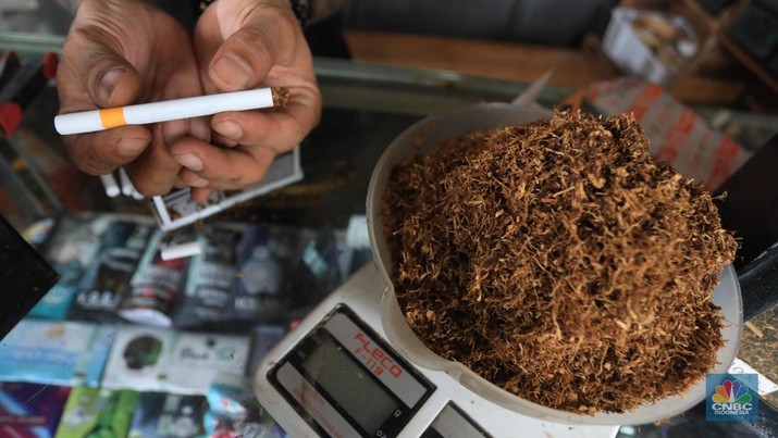 Rokok Tembakau Tingwe Noah penjual tembakau linting Kamarasa saat melayani pembeli di kawasan Pondok Cabe Pamulang, Selasa, 4 Januari 2022. Penjualan rokok linting kini semakin diminati masyarakat, tidak hanya kalangan tua, tetapi juga oleh anak muda. Geliat rokok linting atau linting dewe (tingwe) yang dianggap
