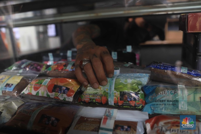 Rokok Tembakau Tingwe Noah penjual tembakau linting Kamarasa saat melayani pembeli di kawasan Pondok Cabe Pamulang, Selasa, 4 Januari 2022. Penjualan rokok linting kini semakin diminati masyarakat, tidak hanya kalangan tua, tetapi juga oleh anak muda. Geliat rokok linting atau linting dewe (tingwe) yang dianggap