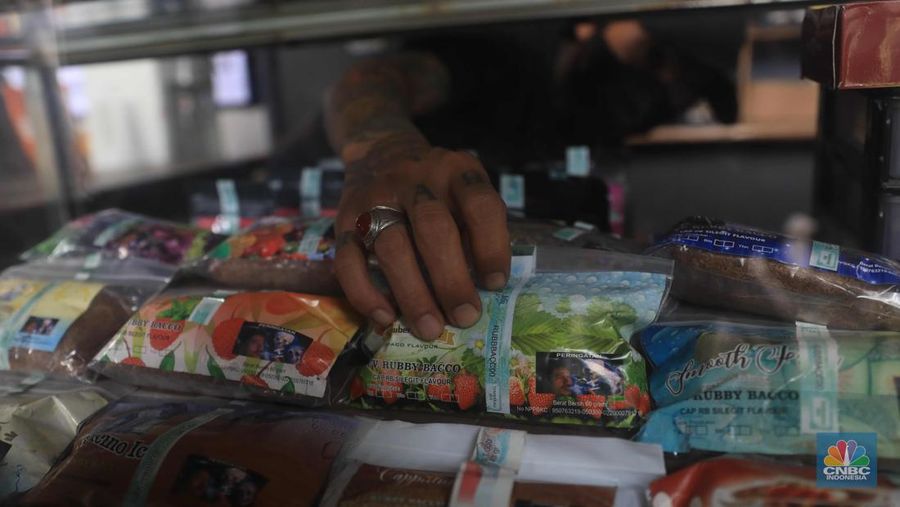 Noah penjual tembakau linting Kamarasa saat melayani pembeli di kawasan Pondok Cabe Pamulang, Selasa, 4 Januari 2022. Penjualan rokok linting kini semakin diminati masyarakat, tidak hanya kalangan tua, tetapi juga oleh anak muda. Geliat rokok linting atau linting dewe (tingwe) yang dianggap 