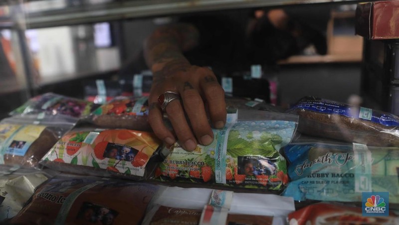 Noah penjual tembakau linting Kamarasa saat melayani pembeli di kawasan Pondok Cabe Pamulang, Selasa, 4 Januari 2022. Penjualan rokok linting kini semakin diminati masyarakat, tidak hanya kalangan tua, tetapi juga oleh anak muda. Geliat rokok linting atau linting dewe (tingwe) yang dianggap 