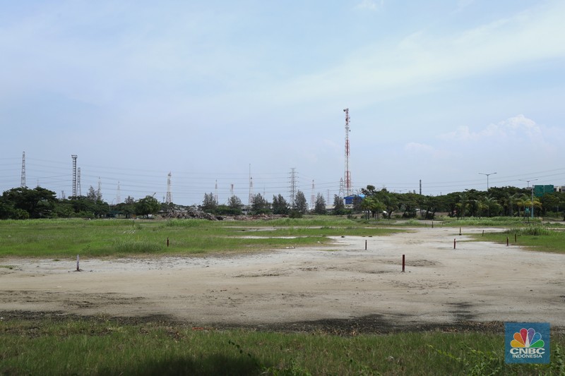 Suasana lokasi yang akan dijadikan pembangunan lintasan formula E di kawasan Ancol, Suasana lokasi yang akan dijadikan pembangunan lintasan formula E di kawasan Ancol, Selasa (4/1/2022). Pembangunan track untuk balap Formula E akan dilakukan pada bulan Januari 2022. Nantinya, ada lelang tender dalam pengerjaan track. Pantauan di lokasi, Track atau jalur balapan Fomula E itu berada dekat dengan stadion sepak bola Jakarta International Stadium (JIS) dan berdekatan dengan Restoran Jimbaran Ancol. Lokasi untuk balap Formula E, di kawasan Ancol, Jakarta masih berbentuk gundukan tanah dan tumpukan kayu, serta terdapat tumpukan sampah di atas tanah tersebut. Selain itu, lokasi track yang telah dipasang patok kayu berwarna merah, juga masih ditumbuhi rerumputan hijau. Terlihat di lokasi masih dilakukan perataan tanah dan belum ada terlihat alat berat di lokasi untuk balap Formula E, di kawasan Ancol, Jakarta. (CNBC Indonesia/ Tri Susilo)