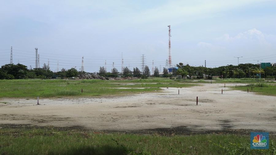 Suasana lokasi yang akan dijadikan pembangunan lintasan formula E di kawasan Ancol, Selasa (4/1/2022).  Pembangunan track untuk balap Formula E akan dilakukan pada bulan Januari 2022. Nantinya, ada lelang tender dalam pengerjaan track. Pantauan di lokasi, Track atau jalur balapan Fomula E itu berada dekat dengan stadion sepak bola Jakarta International Stadium (JIS) dan berdekatan dengan Restoran Jimbaran Ancol. Lokasi untuk balap Formula E, di kawasan Ancol, Jakarta masih berbentuk gundukan tanah dan tumpukan kayu, serta terdapat tumpukan sampah di atas tanah tersebut. Selain itu, lokasi track yang telah dipasang patok kayu berwarna merah, juga masih ditumbuhi rerumputan hijau. Terlihat di lokasi masih dilakukan perataan tanah dan belum ada terlihat alat berat di lokasi untuk balap Formula E, di kawasan Ancol, Jakarta. (CNBC Indonesia/ Tri Susilo)