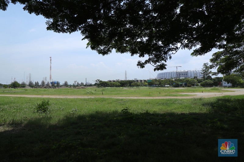 Suasana lokasi yang akan dijadikan pembangunan lintasan formula E di kawasan Ancol, Suasana lokasi yang akan dijadikan pembangunan lintasan formula E di kawasan Ancol, Selasa (4/1/2022). Pembangunan track untuk balap Formula E akan dilakukan pada bulan Januari 2022. Nantinya, ada lelang tender dalam pengerjaan track. Pantauan di lokasi, Track atau jalur balapan Fomula E itu berada dekat dengan stadion sepak bola Jakarta International Stadium (JIS) dan berdekatan dengan Restoran Jimbaran Ancol. Lokasi untuk balap Formula E, di kawasan Ancol, Jakarta masih berbentuk gundukan tanah dan tumpukan kayu, serta terdapat tumpukan sampah di atas tanah tersebut. Selain itu, lokasi track yang telah dipasang patok kayu berwarna merah, juga masih ditumbuhi rerumputan hijau. Terlihat di lokasi masih dilakukan perataan tanah dan belum ada terlihat alat berat di lokasi untuk balap Formula E, di kawasan Ancol, Jakarta. (CNBC Indonesia/ Tri Susilo)
