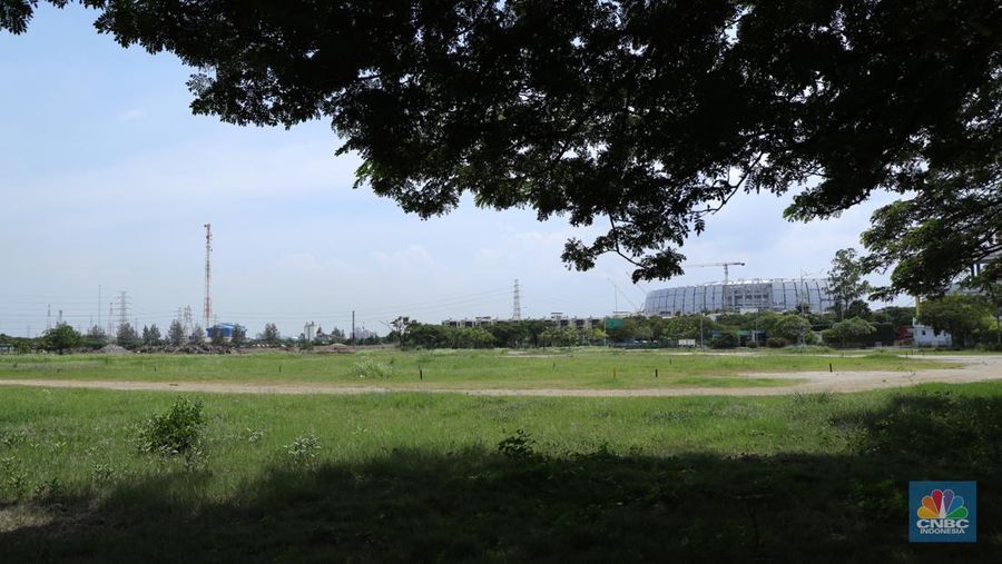 Suasana lokasi yang akan dijadikan pembangunan lintasan formula E di kawasan Ancol, Selasa (4/1/2022).  Pembangunan track untuk balap Formula E akan dilakukan pada bulan Januari 2022. Nantinya, ada lelang tender dalam pengerjaan track. Pantauan di lokasi, Track atau jalur balapan Fomula E itu berada dekat dengan stadion sepak bola Jakarta International Stadium (JIS) dan berdekatan dengan Restoran Jimbaran Ancol. Lokasi untuk balap Formula E, di kawasan Ancol, Jakarta masih berbentuk gundukan tanah dan tumpukan kayu, serta terdapat tumpukan sampah di atas tanah tersebut. Selain itu, lokasi track yang telah dipasang patok kayu berwarna merah, juga masih ditumbuhi rerumputan hijau. Terlihat di lokasi masih dilakukan perataan tanah dan belum ada terlihat alat berat di lokasi untuk balap Formula E, di kawasan Ancol, Jakarta. (CNBC Indonesia/ Tri Susilo)