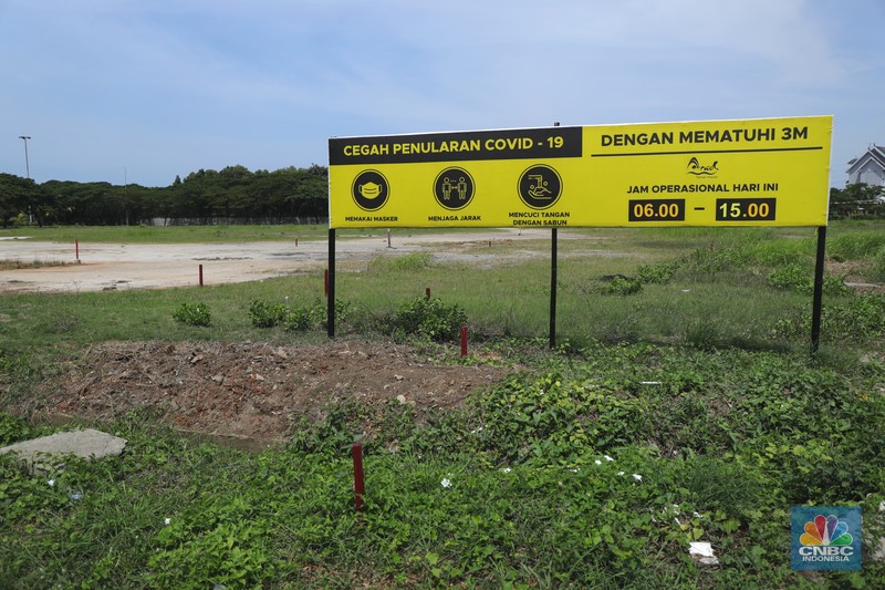 Suasana lokasi yang akan dijadikan pembangunan lintasan formula E di kawasan Ancol, Suasana lokasi yang akan dijadikan pembangunan lintasan formula E di kawasan Ancol, Selasa (4/1/2022). Pembangunan track untuk balap Formula E akan dilakukan pada bulan Januari 2022. Nantinya, ada lelang tender dalam pengerjaan track. Pantauan di lokasi, Track atau jalur balapan Fomula E itu berada dekat dengan stadion sepak bola Jakarta International Stadium (JIS) dan berdekatan dengan Restoran Jimbaran Ancol. Lokasi untuk balap Formula E, di kawasan Ancol, Jakarta masih berbentuk gundukan tanah dan tumpukan kayu, serta terdapat tumpukan sampah di atas tanah tersebut. Selain itu, lokasi track yang telah dipasang patok kayu berwarna merah, juga masih ditumbuhi rerumputan hijau. Terlihat di lokasi masih dilakukan perataan tanah dan belum ada terlihat alat berat di lokasi untuk balap Formula E, di kawasan Ancol, Jakarta. (CNBC Indonesia/ Tri Susilo)