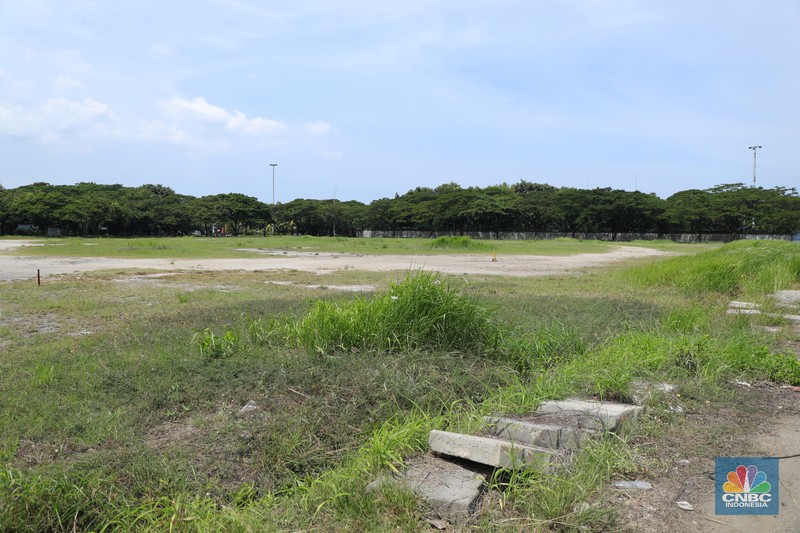Suasana lokasi yang akan dijadikan pembangunan lintasan formula E di kawasan Ancol, Selasa (4/1/2022).  Pembangunan track untuk balap Formula E akan dilakukan pada bulan Januari 2022. Nantinya, ada lelang tender dalam pengerjaan track. Pantauan di lokasi, Track atau jalur balapan Fomula E itu berada dekat dengan stadion sepak bola Jakarta International Stadium (JIS) dan berdekatan dengan Restoran Jimbaran Ancol. Lokasi untuk balap Formula E, di kawasan Ancol, Jakarta masih berbentuk gundukan tanah dan tumpukan kayu, serta terdapat tumpukan sampah di atas tanah tersebut. Selain itu, lokasi track yang telah dipasang patok kayu berwarna merah, juga masih ditumbuhi rerumputan hijau. Terlihat di lokasi masih dilakukan perataan tanah dan belum ada terlihat alat berat di lokasi untuk balap Formula E, di kawasan Ancol, Jakarta. (CNBC Indonesia/ Tri Susilo)