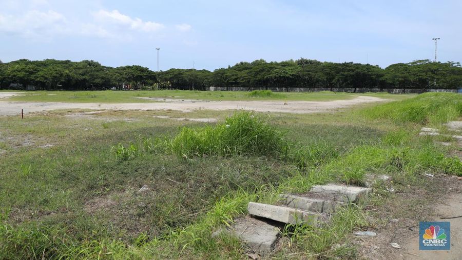 Suasana lokasi yang akan dijadikan pembangunan lintasan formula E di kawasan Ancol, Selasa (4/1/2022). Pembangunan track untuk balap Formula E akan dilakukan pada bulan Januari 2022. Nantinya, ada lelang tender dalam pengerjaan track. Pantauan di lokasi, Track atau jalur balapan Fomula E itu berada dekat dengan stadion sepak bola Jakarta International Stadium (JIS) dan berdekatan dengan Restoran Jimbaran Ancol. Lokasi untuk balap Formula E, di kawasan Ancol, Jakarta masih berbentuk gundukan tanah dan tumpukan kayu, serta terdapat tumpukan sampah di atas tanah tersebut. Selain itu, lokasi track yang telah dipasang patok kayu berwarna merah, juga masih ditumbuhi rerumputan hijau. Terlihat di lokasi masih dilakukan perataan tanah dan belum ada terlihat alat berat di lokasi untuk balap Formula E, di kawasan Ancol, Jakarta. (CNBC Indonesia/ Tri Susilo)