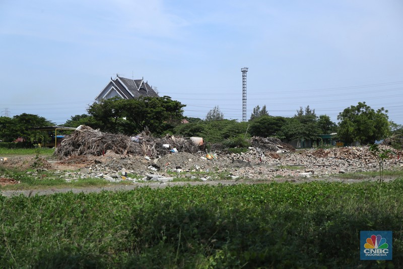 Suasana lokasi yang akan dijadikan pembangunan lintasan formula E di kawasan Ancol, Selasa (4/1/2022).  Pembangunan track untuk balap Formula E akan dilakukan pada bulan Januari 2022. Nantinya, ada lelang tender dalam pengerjaan track. Pantauan di lokasi, Track atau jalur balapan Fomula E itu berada dekat dengan stadion sepak bola Jakarta International Stadium (JIS) dan berdekatan dengan Restoran Jimbaran Ancol. Lokasi untuk balap Formula E, di kawasan Ancol, Jakarta masih berbentuk gundukan tanah dan tumpukan kayu, serta terdapat tumpukan sampah di atas tanah tersebut. Selain itu, lokasi track yang telah dipasang patok kayu berwarna merah, juga masih ditumbuhi rerumputan hijau. Terlihat di lokasi masih dilakukan perataan tanah dan belum ada terlihat alat berat di lokasi untuk balap Formula E, di kawasan Ancol, Jakarta. (CNBC Indonesia/ Tri Susilo)