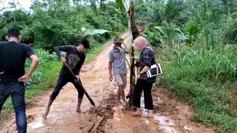 Warga Cianjur, Jawa Barat selama berpuluh-puluh tahun harus melewati jalan berbatu dan berlumpur, tak layak disebut sebagai jalan. Kawasan ini padahal hanya 70 km dari pusat kota Bandung ibu kota provinsi dan 200 km dari ibu kota Jakarta.

Jalur Tanggeung - Padasuka/Cipelah, Cianjur sepanjang 33 km saat musim hujan makin sulit dilewati kendaraan roda empat maupun sepeda motor. Jalur ini bak 'neraka' bagi yang melintasinya, sangat licin untuk dilalui sehingga membahayakan pengendara dan penumpang angkutan umum.
Alex salah satu sopir mobil angkutan umum Elf Ciwidey-Padasuka harus berjibaku dua kali sehari melintasi 'jalur neraka' ini. Para sopir dan kernek menggunakan sekam padi untuk menjadi alas ban mobil agar bisa melewati jalan ini.
Negara sudah saatnya hadir di wilayah ini sebab sudah 76 tahun Indonesia merdeka masih ada jalan yang tak layak semacam ini.  Jalur Tanggeung - Padasuka/Cipelah memang sudah masuk dalam program Pemprov Jabar melalui Jalur Tengah Selatan (JTS) tapi masih menunggu realisasi yang tak kunjung datang.

Pemprov Jabar memang  sedang memprioritaskan pembangunan JTS sepanjang 357 km yang melewati kawasan pegunungan dan hutan di Jabar. Proyek ini merupakan perbaikan jalan dan pembangunan jalan baru provinsi yang menghubungkan Sukabumi bagian tengah hingga Ciamis.

Rencananya, pembangunan akan terbagi menjadi beberapa sesi. Sesi pertama akan dibangun Jalan Horisontal Tengah Jawa Barat Selatan yakni dari wilayah Lengkong - Sagaranten (23,20 km), kemudian Sagaranten - Tanggeung (37,55 km), disambung Tanggeung - Padasuka/Cipelah (33,79 km), hingga Padasuka/Cipelah - Rancabali (16,84 km), total fase ini 111,38 km.
Selanjutnya kawasan Ciwidey - Pangalengan (22,12 km), lalu Pangalengan - Cikajang (53,48 km), disambung Cikajang - Bantarkalong (68,54 km), kemudian Bantarkalong - Kertahayu (101,48 km), hingga total sepanjang 245,62 km.(CNBC Indonesia/ Suhendra)
