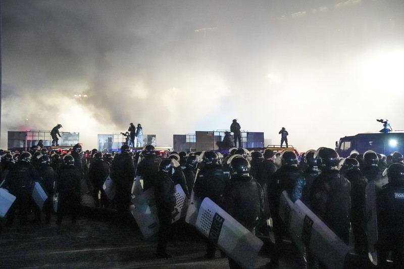 Demo Protes Kenaikkan Bahan Bahar gas Cair LPG di Almaty, Kazakhstan Orang-orang menyerang minivan polisi saat protes terhadap kenaikan biaya LPG menyusul keputusan otoritas Kazakh untuk mengangkat batas harga bahan bakar gas cair di Almaty, Kazakhstan (5/1/2022). (REUTERS/Pavel Mikheyev)