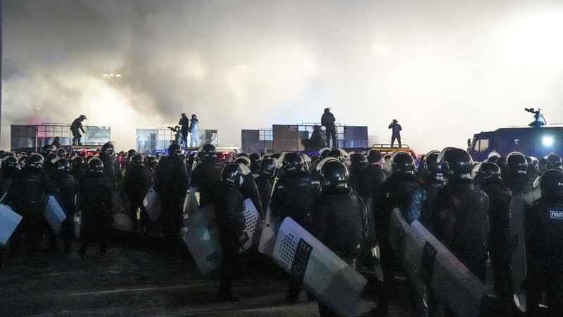 Orang-orang menyerang minivan polisi saat protes terhadap kenaikan biaya LPG menyusul keputusan otoritas Kazakh untuk mengangkat batas harga bahan bakar gas cair di Almaty, Kazakhstan (5/1/2022). (REUTERS/Pavel Mikheyev)