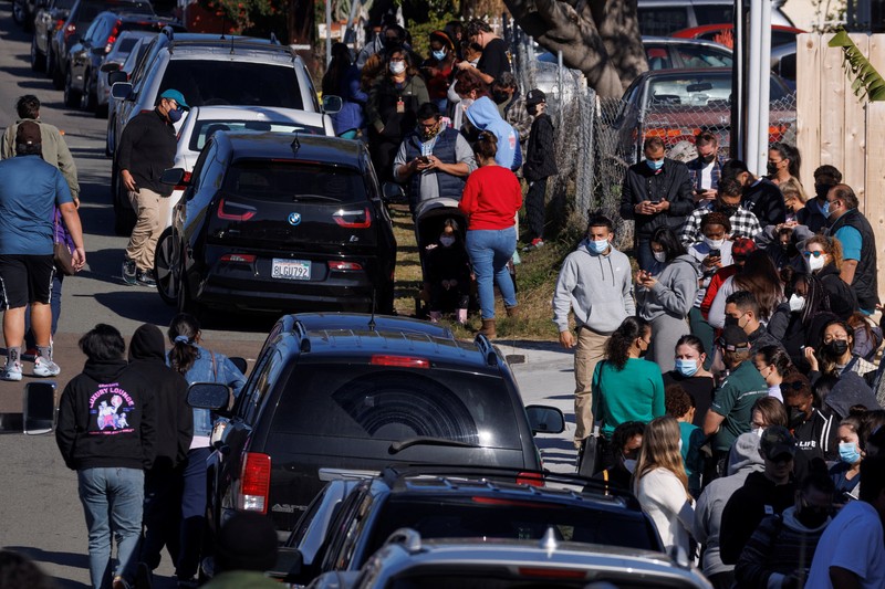 Staf medis merawat pasien penyakit virus corona (COVID-19) di ruang isolasi Unit Perawatan Intensif (ICU) di Rumah Sakit Western Reserve di Air Terjun Cuyahoga, Ohio, AS (4/1/2022). (REUTERS/Shannon Stapleton)