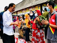 Jokowi ke Pasar Purwodadi, Sebar 'Duit' Tunai ke Pedagang