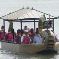 Naik Perahu Naga, Jokowi Resmikan Bendungan Randugunting