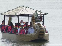 Naik Perahu Naga, Jokowi Resmikan Bendungan Randugunting