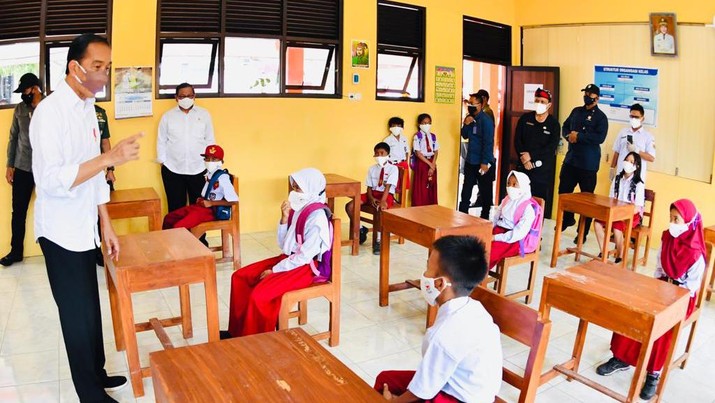 Presiden Joko Widodo Melakukan Peninjauan Vaksinasi Anak (Foto: Laily Rachev - Biro Pers Sekretariat Presiden)