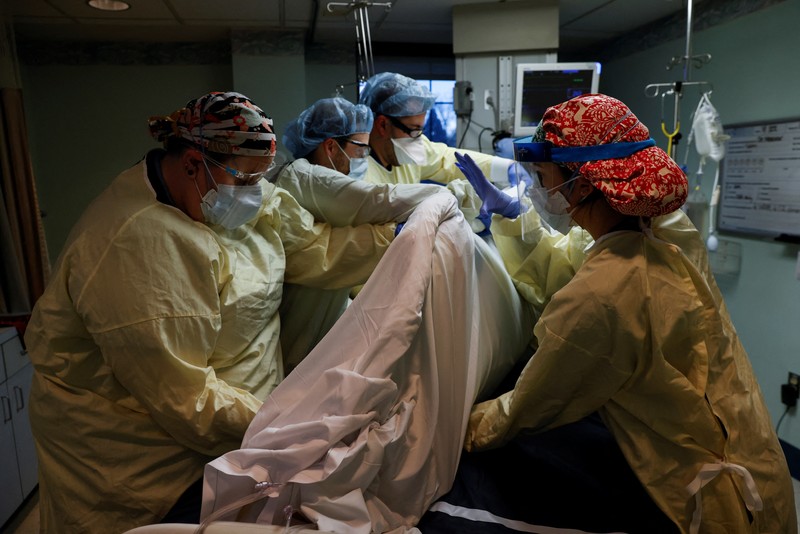 Ruang Perawatan Pasien Covid-19 di AS Staf medis merawat pasien penyakit virus corona (COVID-19) di ruang isolasi Unit Perawatan Intensif (ICU) di Rumah Sakit Western Reserve di Air Terjun Cuyahoga, Ohio, AS (4/1/2022). (REUTERS/Shannon Stapleton)