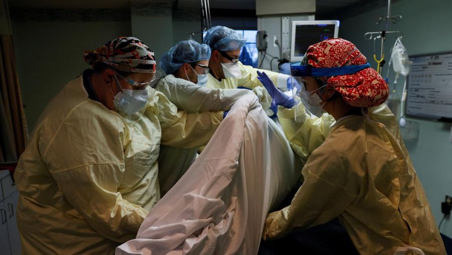 Staf medis merawat pasien penyakit virus corona (COVID-19) di ruang isolasi Unit Perawatan Intensif (ICU) di Rumah Sakit Western Reserve di Air Terjun Cuyahoga, Ohio, AS (4/1/2022). (REUTERS/Shannon Stapleton)