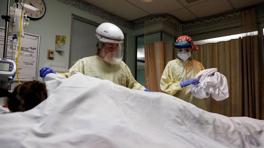 Staf medis merawat pasien penyakit virus corona (COVID-19) di ruang isolasi Unit Perawatan Intensif (ICU) di Rumah Sakit Western Reserve di Cuyahoga Falls, Ohio, AS, 4 Januari 2022. (REUTERS/Shannon Stapleton)
