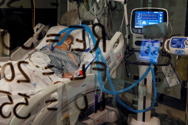 Staf medis merawat pasien penyakit virus corona (COVID-19) di ruang isolasi Unit Perawatan Intensif (ICU) di Rumah Sakit Western Reserve di Air Terjun Cuyahoga, Ohio, AS (4/1/2022). (REUTERS/Shannon Stapleton)