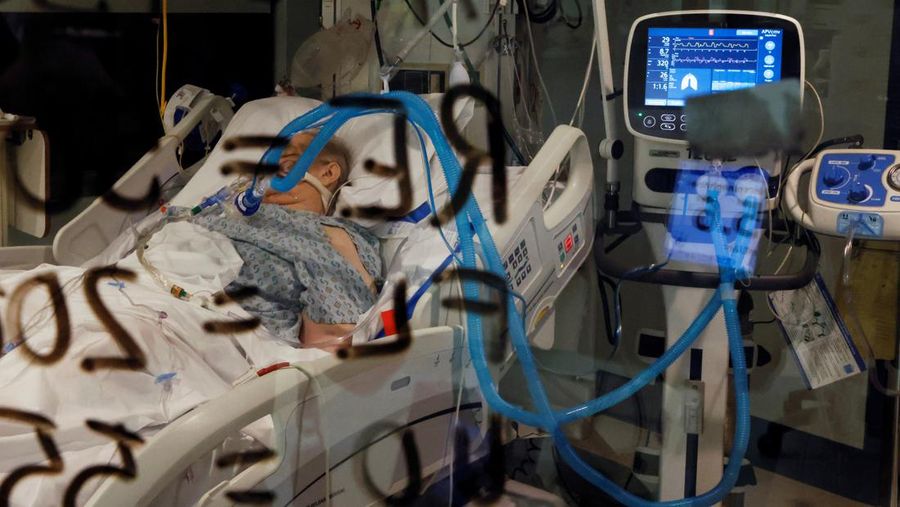 Seorang pasien penyakit virus corona (COVID-19) terbaring diinkubasi di ruang isolasi Unit Perawatan Intensif (ICU) di Rumah Sakit Western Reserve di Cuyahoga Falls, Ohio, AS, (4/1/2022). (REUTERS/Shannon Stapleton)