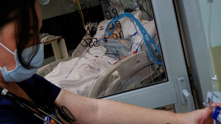 Seorang pasien penyakit virus corona (COVID-19) terbaring diinkubasi di ruang isolasi Unit Perawatan Intensif (ICU) di Rumah Sakit Western Reserve di Cuyahoga Falls, Ohio, AS, (4/1/2022). (REUTERS/Shannon Stapleton)