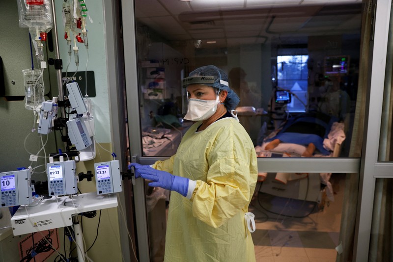 Staf medis merawat pasien penyakit virus corona (COVID-19) di ruang isolasi Unit Perawatan Intensif (ICU) di Rumah Sakit Western Reserve di Air Terjun Cuyahoga, Ohio, AS (4/1/2022). (REUTERS/Shannon Stapleton)