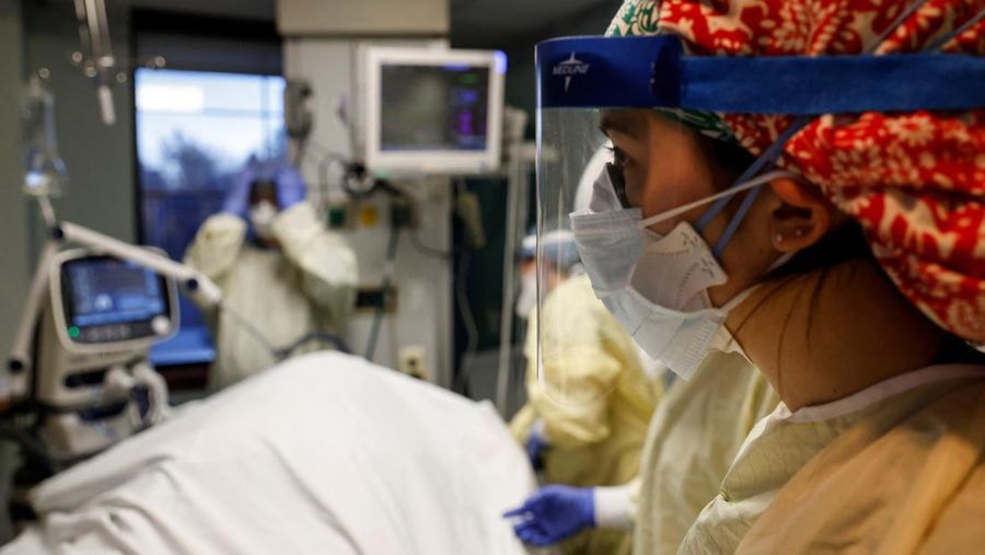 Sammy Taylor, perawat di Rumah Sakit Western Reserve bekerja merawat pasien penyakit virus corona (COVID-19) di ruang isolasi di Unit Perawatan Intensif (ICU) di Rumah Sakit Western Reserve di Cuyahoga Falls, Ohio, AS, (4/1/2022). (REUTERS/Shannon Stapleton)